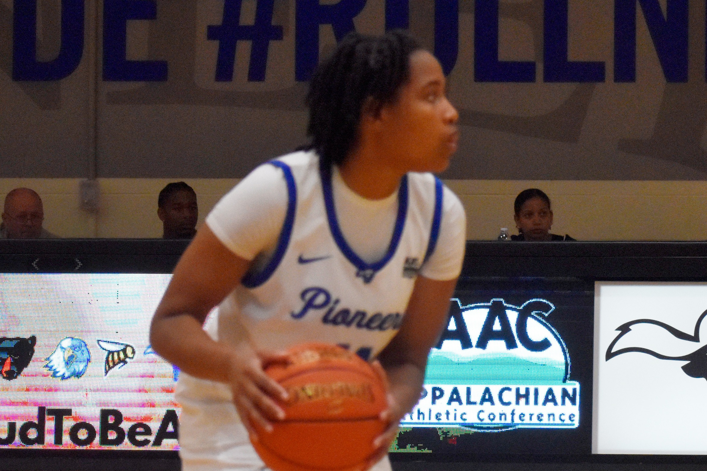 Middleton&rsquo;s Late Basket Lifts Pioneers to 71&ndash;70 Road Win