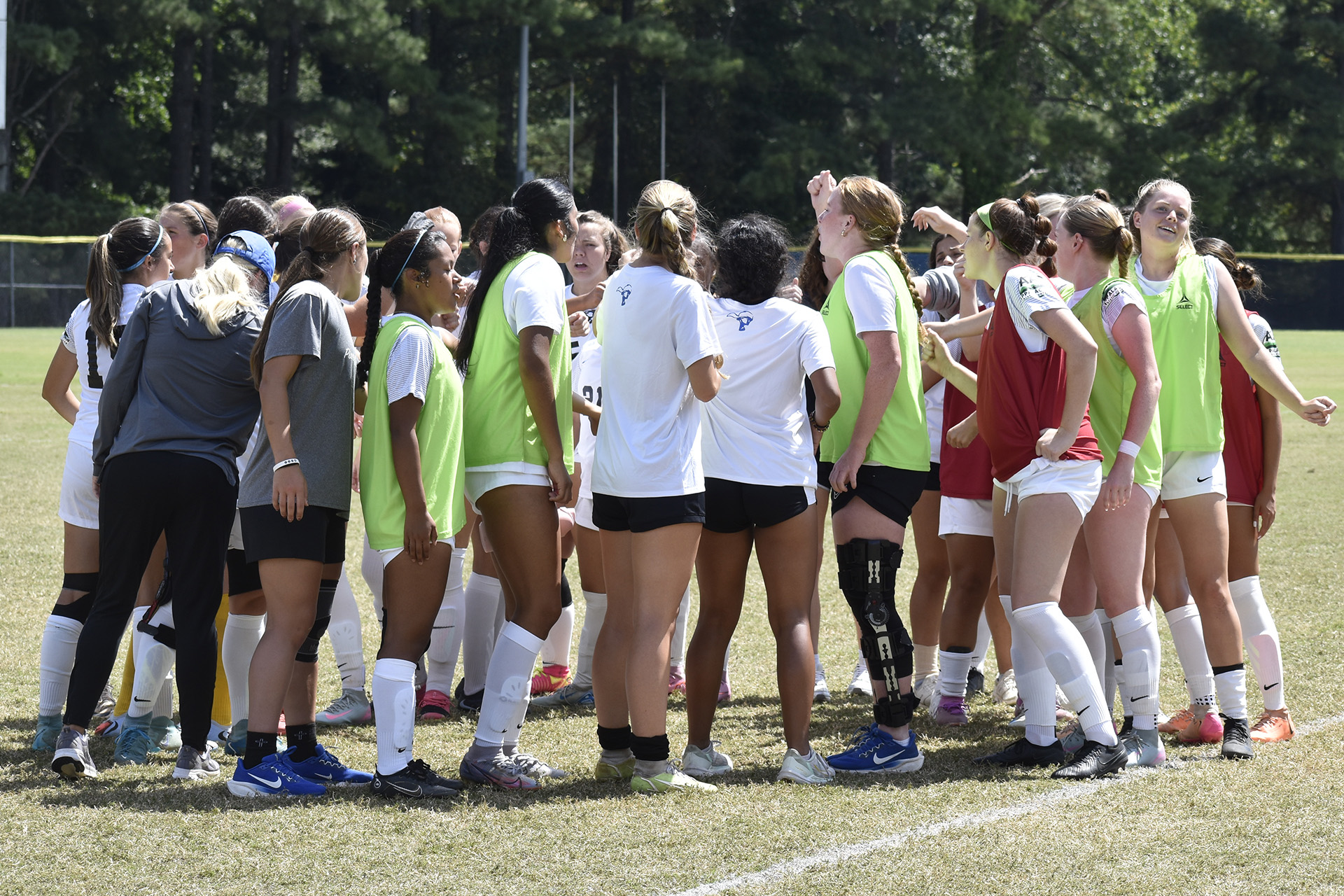 Pioneers Battle in Chilly Conditions, Fall 3-0 to Montreat in AAC Tournament